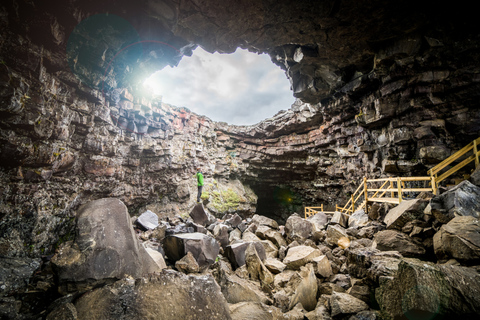 Reykjavik : grotte de lave, thermes et cascadesReykjavik: visite de la grotte de lave, des sources chaudes et des cascades