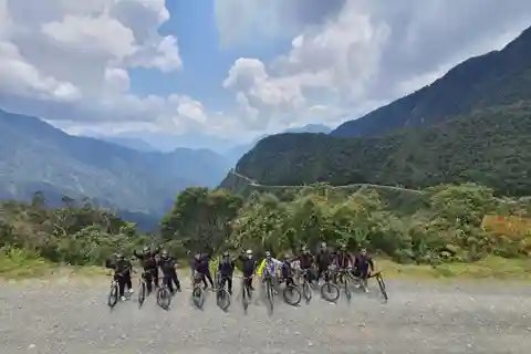 From La Paz: 5-Day Death Road & Uyuni Salt Flats Bike Tour