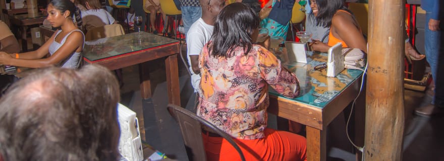 Punta Cana : Visite guidée des bars avec un verre de rhum et transferts