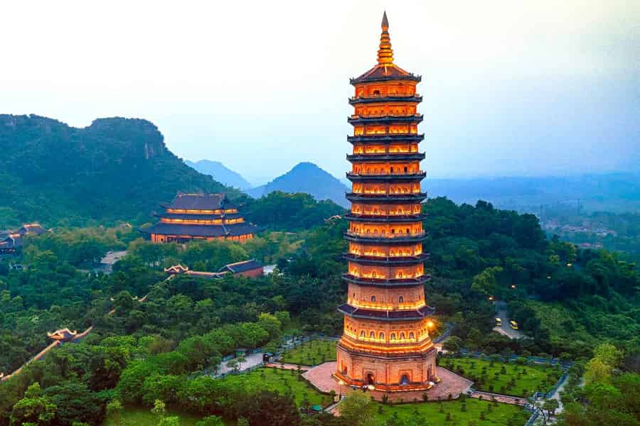 Ninh Binh: Tràng An mit dem Boot, Bái Đính, Hoa Lư und Mua-Höhle bei Sonnenuntergang. Foto: GetYourGuide