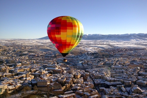 Segovia: Heißluftballonfahrt mit optionalem 3-Gänge-Mittagessen