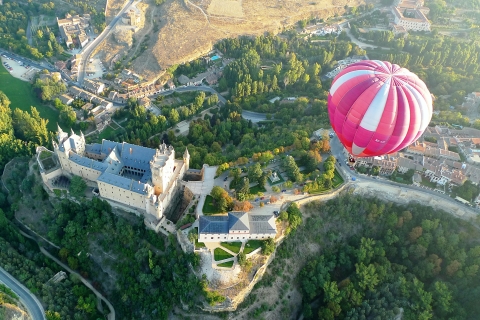 Segovia: luchtballonvlucht met optionele driegangenlunch