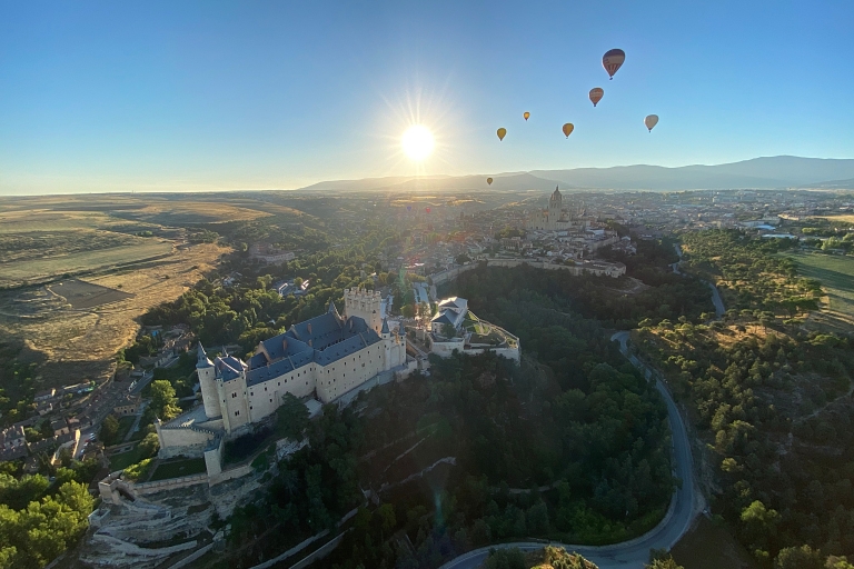 Segovia: luchtballonvlucht met optionele driegangenlunch