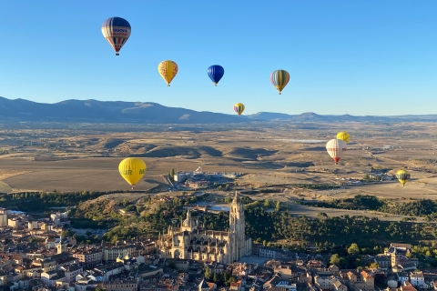 Segovia: Lot balonem na gorące powietrze z opcjonalnym 3-daniowym lunchem