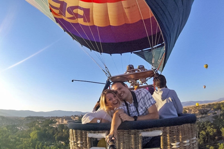 Segovia: Lot balonem na gorące powietrze z opcjonalnym 3-daniowym lunchem