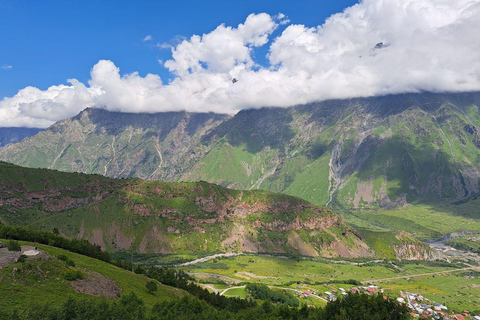 Kazbegi e gudauri: tour di un giornoEscursione di 1 giorno a Kazbegi e Gudauri con una guida