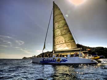 Lloret de Mar: Sunset Catamaran Cruise with DJ and Drinks