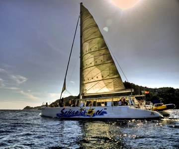 Lloret de Mar: Catamaran cruise bij zonsondergang met DJ en drankjes