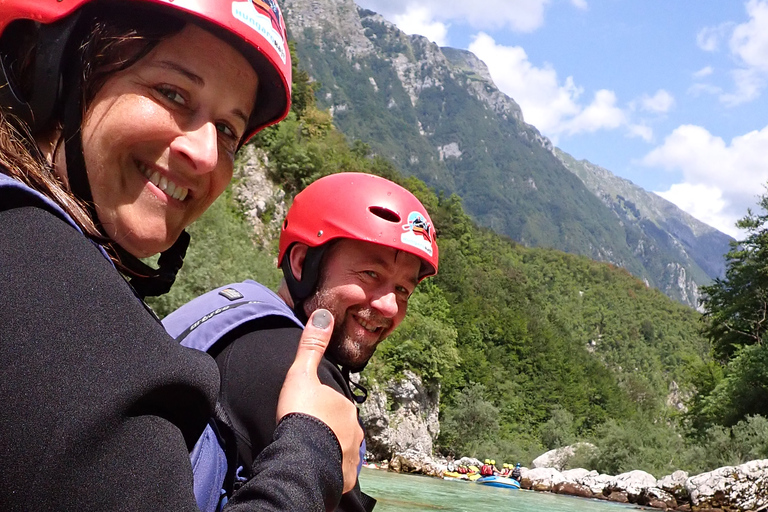 Bovec: Canoagem de águas brancas no rio SočaBovec: canoagem em corredeiras no rio Soča