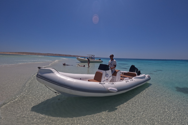 Hurghada: Crociera in motoscafo nella baia di Orange dell&#039;isola di Giftun e pranzoSpeedboat di gruppo a Orange Bay con snorkeling