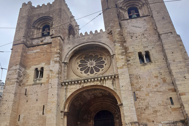 Lisbon: Private City Highlights Tuk-Tuk Tour for 2 People