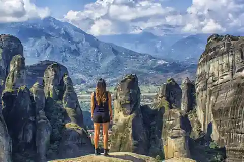 Athens: Meteora Day Trip in Spanish with Live Guide & Lunch