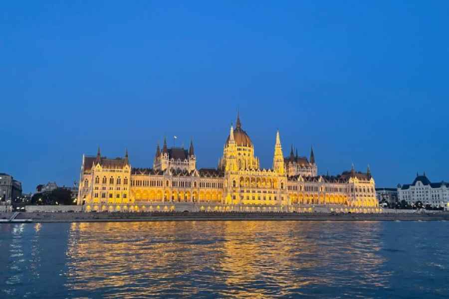 Budapest: Sightseeing-Bootsfahrt mit Begrüßungsgetränk. Foto: GetYourGuide