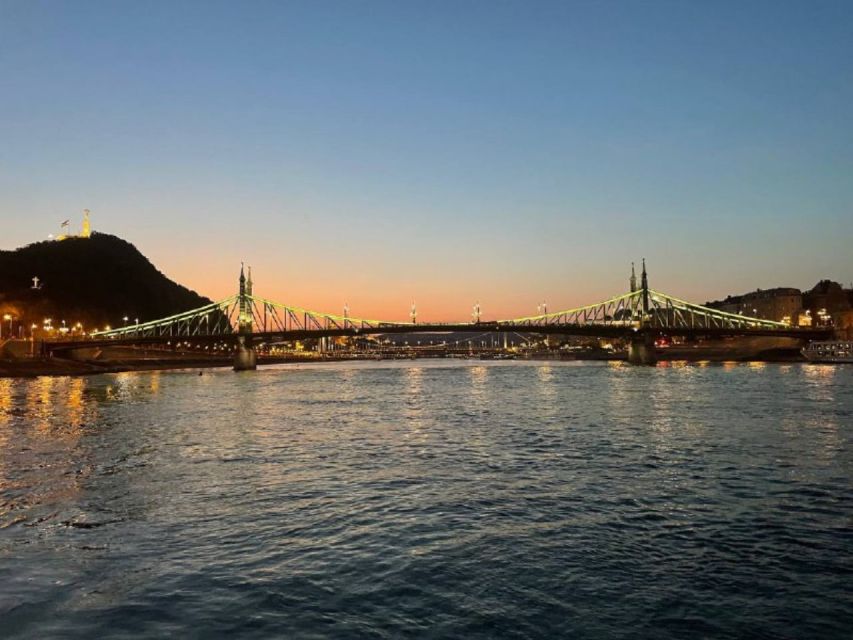 Abendliche Bootsfahrt auf der Donau