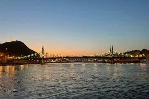 Budapest: 1-Hour Sightseeing Cruise with Welcome Drink