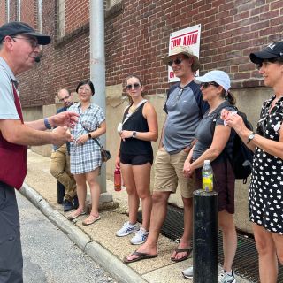 Philadelphia: Comedy Magic Walking Tour with a Guide