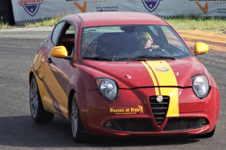 Milán: Alfa MiTo Touring Race Car Drive con lección