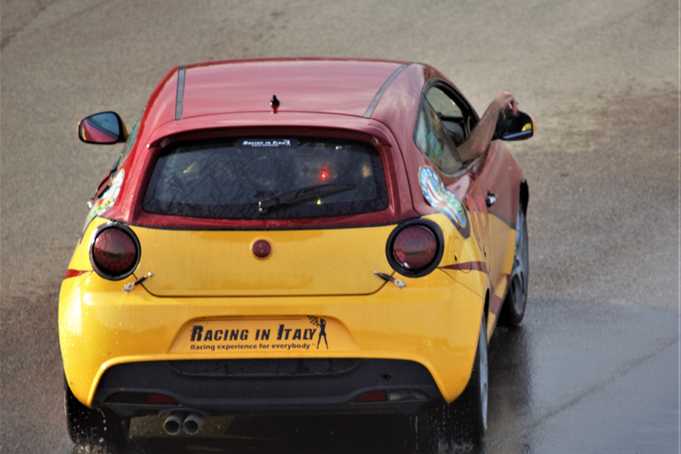 Milán: Alfa MiTo Touring Race Car Drive con lección