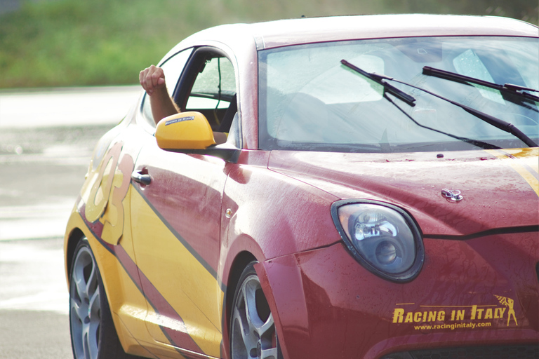 Milán: Alfa MiTo Touring Race Car Drive con lección