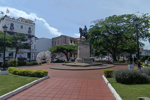 Panama City: Casco Viejo Sunset Walking Tour with Dinner