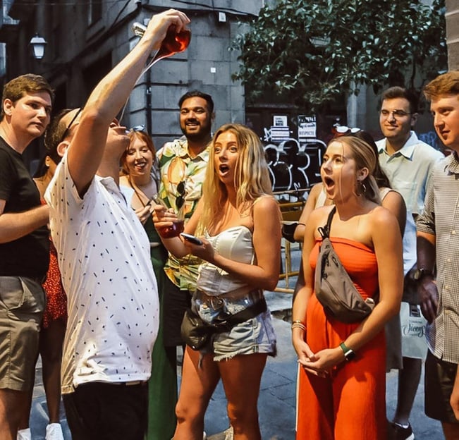 Barcelona: Tapas Walking Tour cu mâncare, vin și istorie