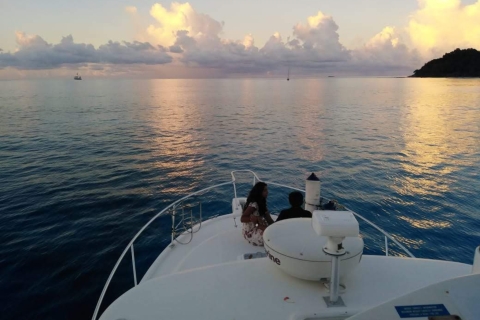 Victoria: Seychelles Sunset Cruise en barco con fondo de cristalVictoria: crucero al atardecer en Seychelles con vistas a la isla Edén