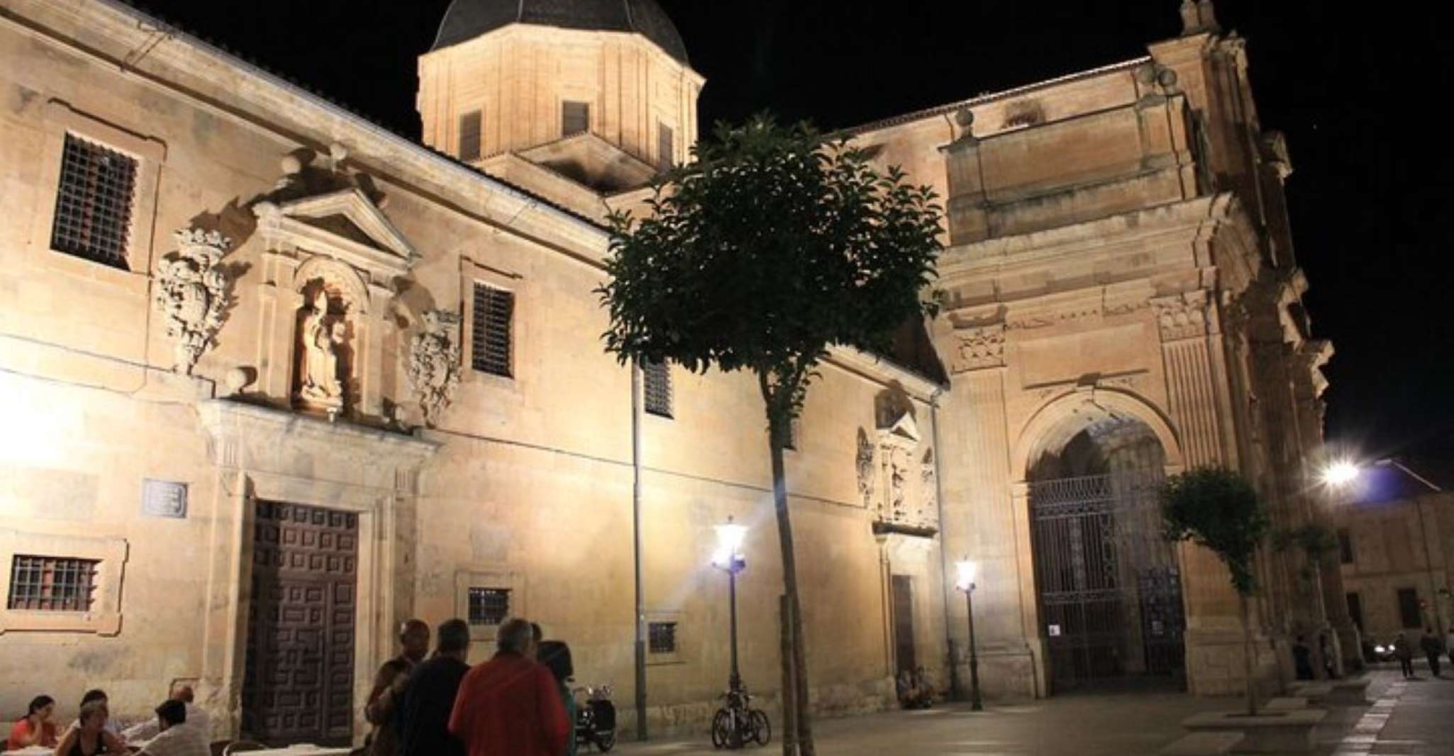 Salamanca, Evening Sightseeing Walking Tour - Housity