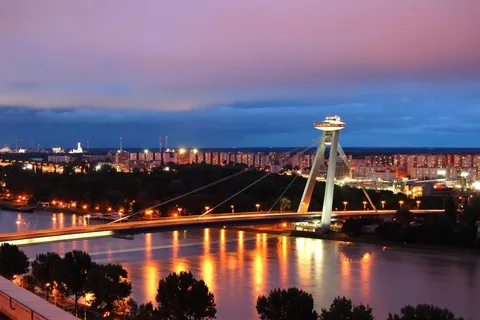 Bratislava: Tour guiado a pie nocturno por el casco antiguo