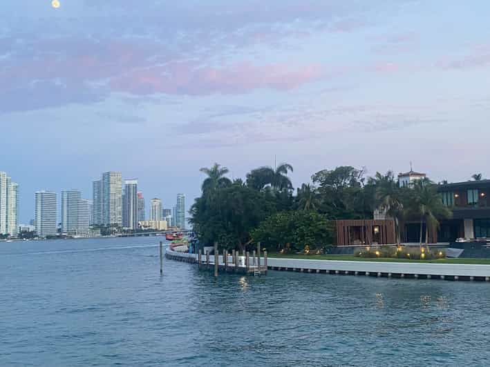 Майами: круиз на закате через залив Бискейн и Саут-Бич | GetYourGuide