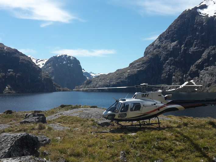 Те-Анау: полет на вертолете над водопадом Сазерленд