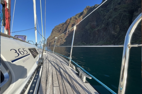 Funchal: Halb- und Ganztagestour mit dem SegelbootFunchal: Halbtägige private Segelboottour