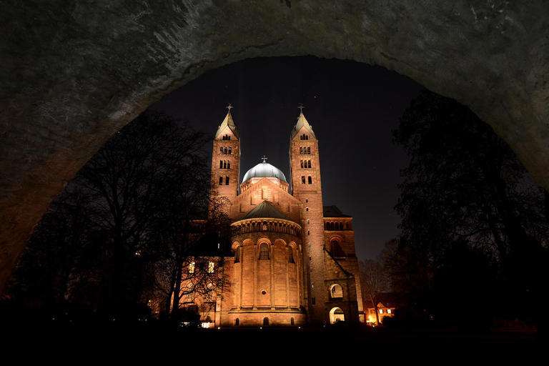 Cathédrale de Spire : la cathédrale dans l'obscuritéCathédrale de Spire : la cathédrale dans l'obscurité