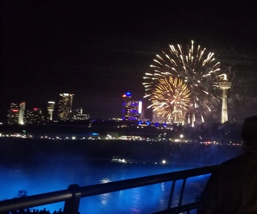 Niagara, EE. UU.: tour de historia trágica, iluminación y fuegos artificiales