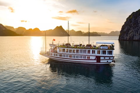 From Hanoi: Ha Long Bay 2-Day Cruise with Meals and Kayaking
