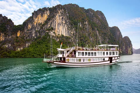 Da Hanoi: crociera di 2 giorni nella baia di Ha Long e kayak nella grotta a sorpresa