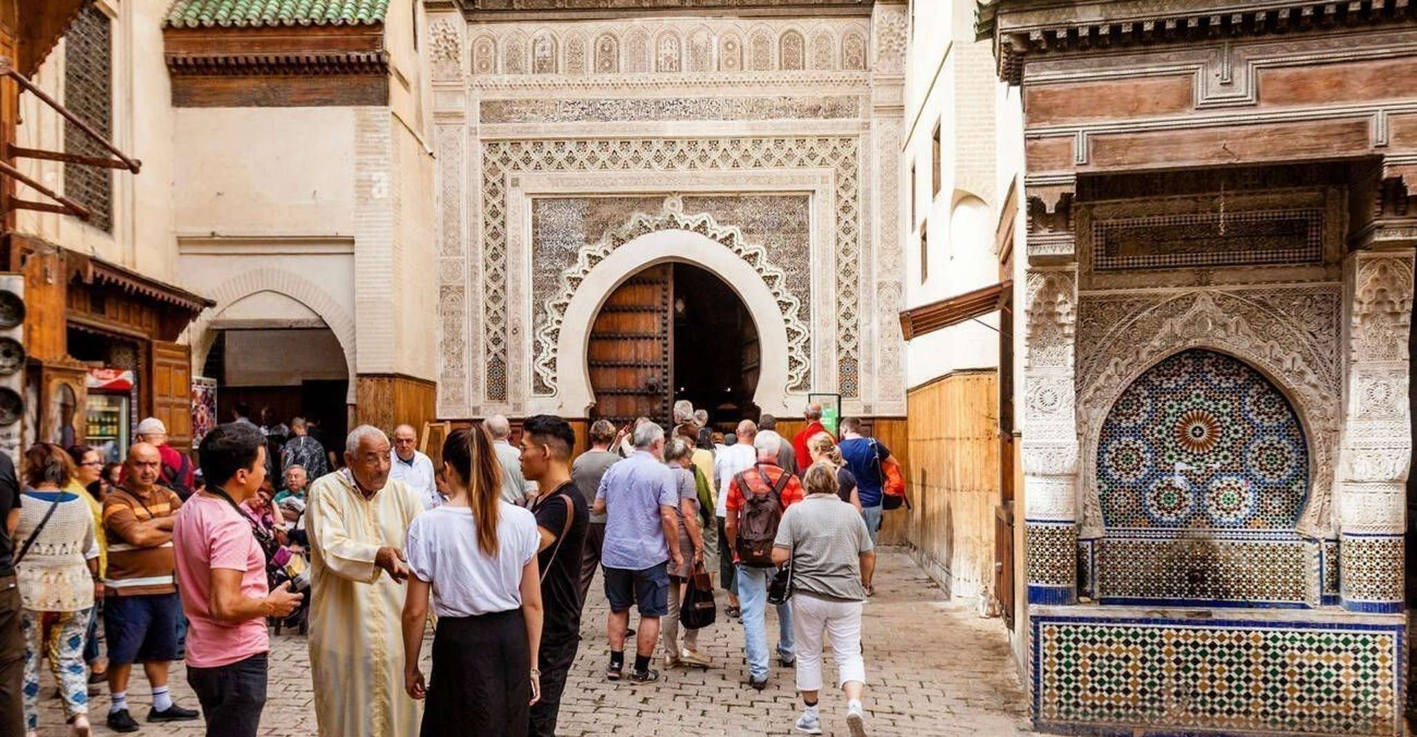 من الدار البيضاء ، الانتقال من القطاع الخاص الى فتحات مع جولة مدينة فيس - Hizvo