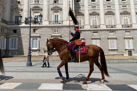 Madrid : visite en petit groupe du palais royal de Madrid avec accès prioritaire