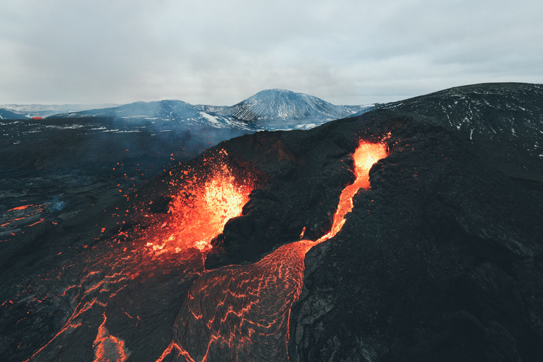 Reykjavík: Volcano Eruption Site Hike and Geothermal Tour Tour with Pickup from Selected Locations