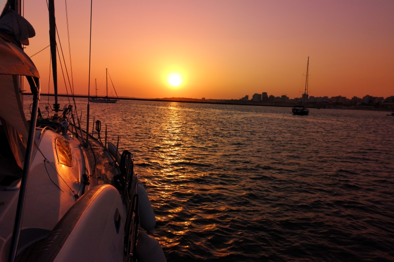 Ab Vilamoura: Sonnenuntergangstour auf einer Luxus-SegelyachtPrivate Tour