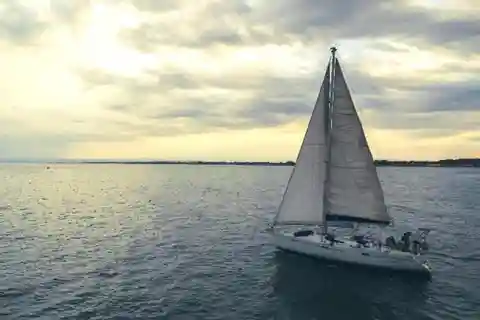 Da Catania: Gita in Barca a Vela Aci Castello con Aperitivo
