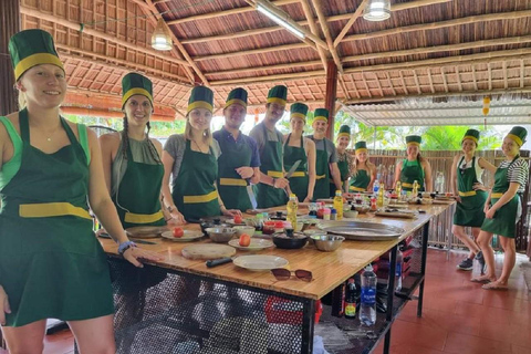 Hoi An: Aula de culinária em uma casa local em um barco com cesta de bambu