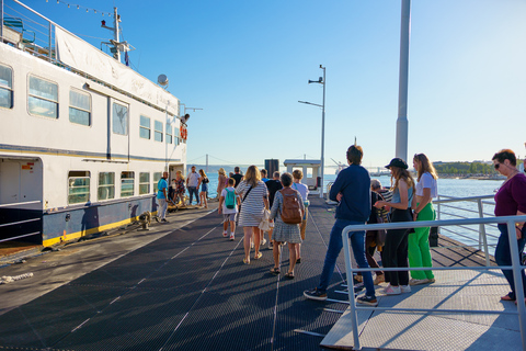 Lisboa: tour al atardecer por el río Tajo con aperitivos y bebidas