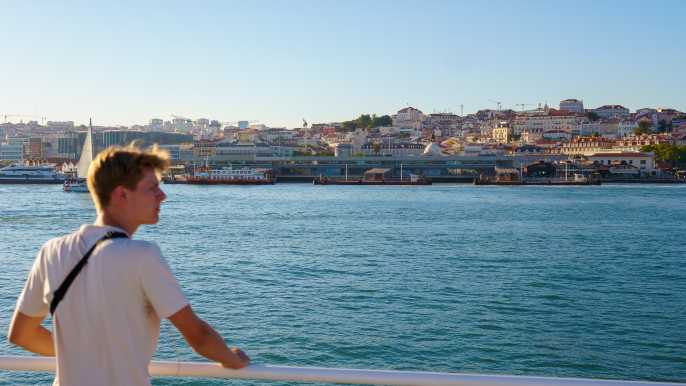 Lisboa: Tour en barco por el río Tajo con una bebida incluida