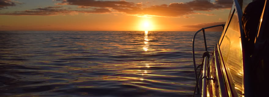 Madère : croisière privée en yacht au coucher du soleil avec plongée en apnée et vin
