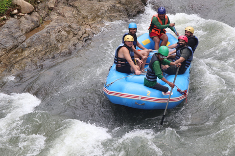 Vanuit Phuket: Monkey Cave, raften, tokkelbaan en watervalTour zonder ATV