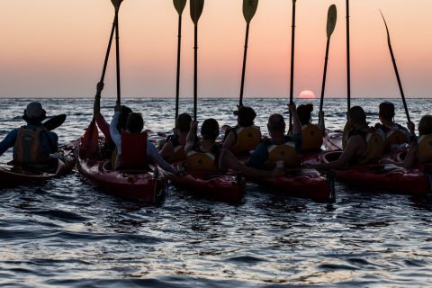 Santorin : kayak de mer au crépuscule et dîner léger