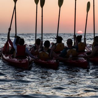 Santorini: kayak de mar al atardecer con cena ligera