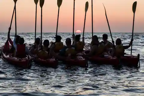 Santorini: Caiaque ao pôr do sol com jantar ligeiro
