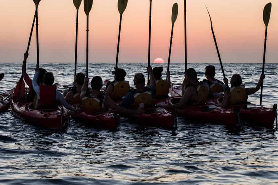 Santorini: Seekajak bei Sonnenuntergang mit Light Dinner. Foto: GetYourGuide Santorini: Seekajak bei Sonnenuntergang mit Light Dinner. Foto: GetYourGuide