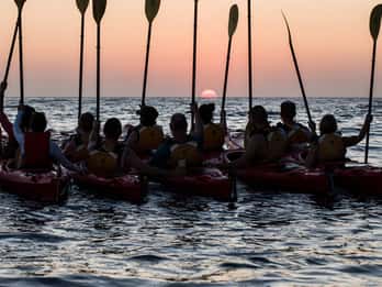 Santorini: Kayak de Mar al Atardecer con Cena Ligera